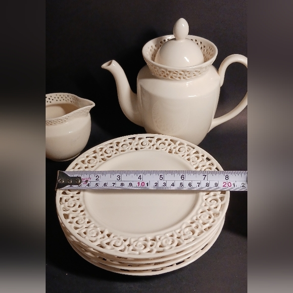 6p. lace edge set by I.Godinger & Co.: 4 dessert plates, creamer & 4-cup teapot - Picture 10 of 11